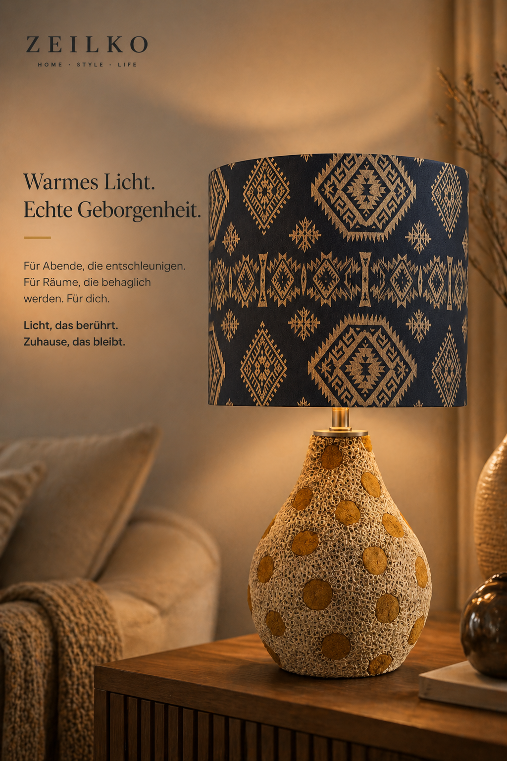 ZEILKO AuraWood Glow Tischlampe auf Holztisch – Stoffschirm mit warmweißem Ambientelicht im Boho-Wohnzimmer-Stil