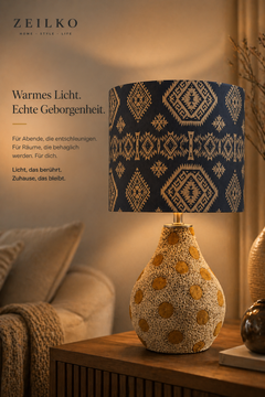 ZEILKO AuraWood Glow Tischlampe auf Holztisch – Stoffschirm mit warmweißem Ambientelicht im Boho-Wohnzimmer-Stil