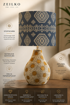 ZEILKO AuraWood Glow Tischlampe auf Holztisch – Stoffschirm mit warmweißem Ambientelicht im Boho-Wohnzimmer-Stil