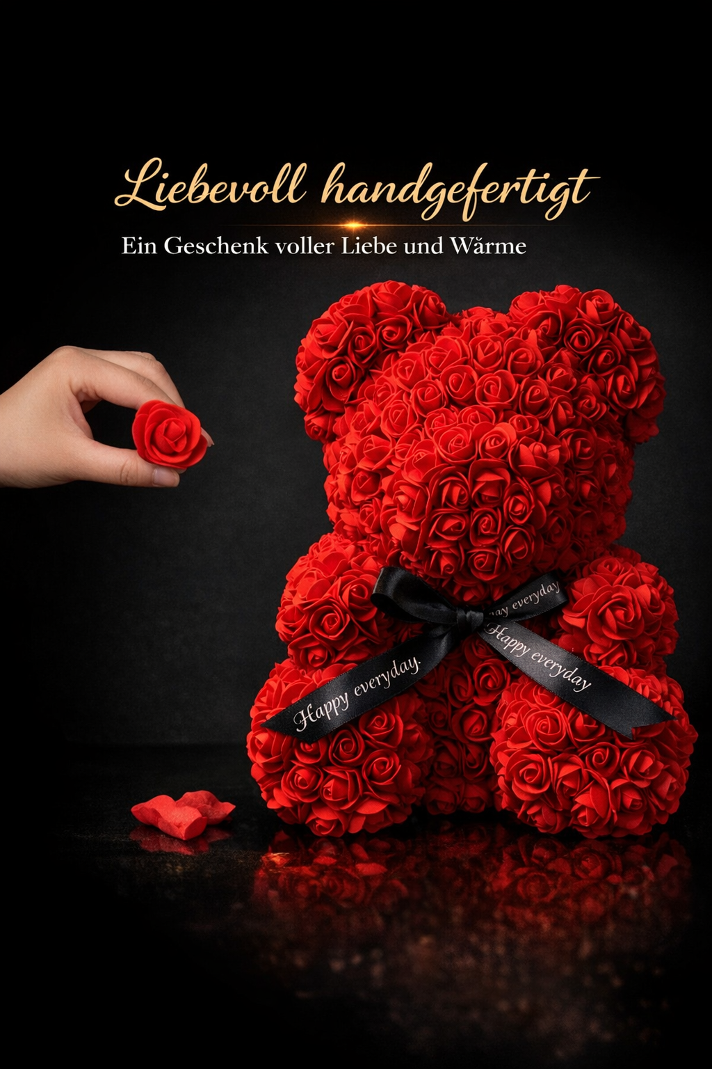 Handgefertigter roter Rosen-Teddy mit schwarzer Schleife und Rosenblüte als romantisches Geschenk